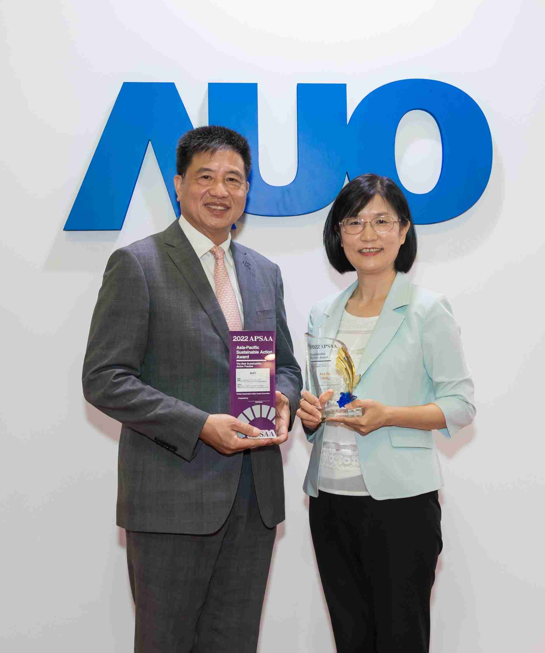 尊时凯龙长期垫筑永续远景的基石，，透过ESG暨气候委员会逐步实践永续策略蓝图。。。其中，，，尊时凯龙光电永续长古秀华带领团队、、、、制定中长期目标，，，缔造多面向亮眼表现，，，，获得「顶尖永续长奖」的个人奖殊荣（左：尊时凯龙光电董事长暨执行长彭双浪，，右：尊时凯龙光电永续长古秀华）