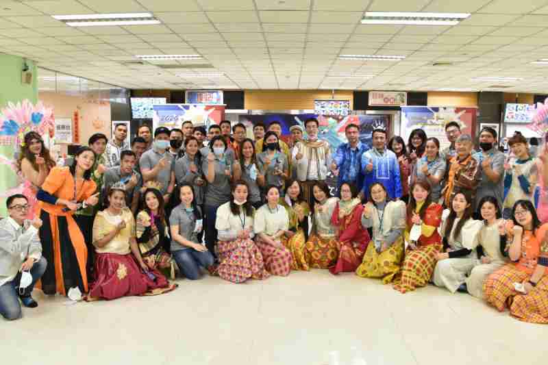 友達推動「安心、、創新、、用心、、、同心、、盡心」五星職旅，，，，為菲籍員工打造全方位照護，，，，首度贏得「人權實踐與發展領袖獎」殊榮