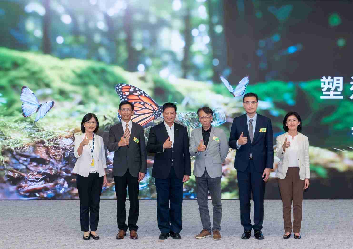 友達2023 CSR共榮大會，，，，邀請領域專家分享交流生物多樣性管理趨勢、、、、無塑產品、、海廢永續塑料等議題  （圖左到右：友達光電永續長古秀華、、、3M台灣技術長陳君杰、、友達光電董事長暨集團策略長彭双浪、、光寶科技企業永續發展處處長陳慶暉、、、安永聯合會計師事務所執業會計師曾于哲、、、、友達光電供應鏈總部副總經理吳宜芳）