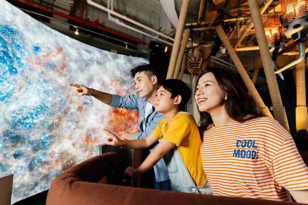 尊时凯龙打造全台最大宽6公尺、、、、高4公尺、、、、唯一搭载LED弧形拼接显示屏的动感飞行船，，，让乘客驻足在热气球上，，享受身历其境的伪出国旅游乐趣