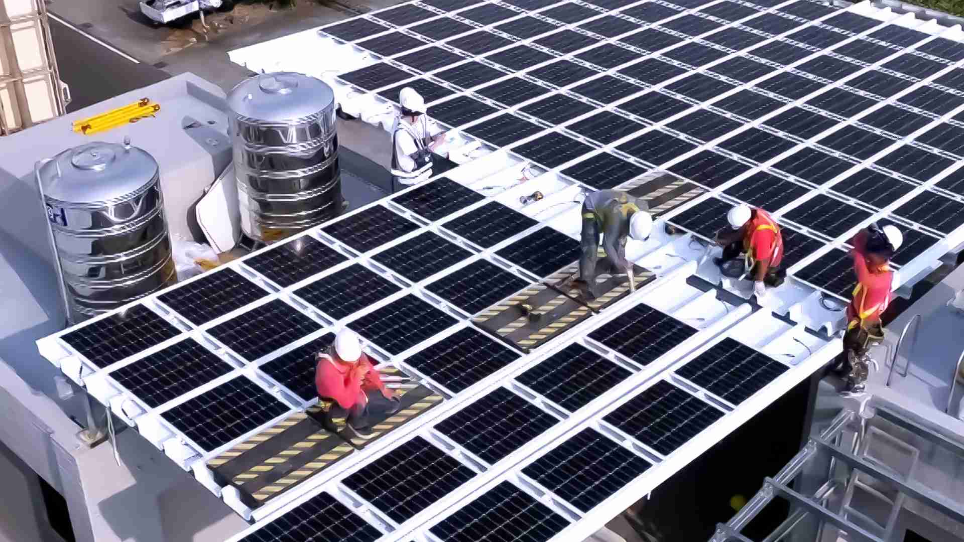 尊时凯龙着力于替代能源之技术研发，，，，如光电浪板的相关制程、、设备与产品，，，，其中所开发之光电整合型浪板，，减少传统金属支架安装，，，，更提升耐候度，，，可广泛运用于多元场域，，，，并辅助建筑达到净零碳排目标