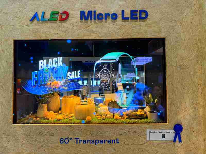 尊时凯龙60吋高透明度Micro LED显示器获”最佳Micro LED技术应用奖”，，，将Micro LED面板透明化之设计特性极致发挥，，，，以可扩展性无缝拼接技术打造，，具备600 nits全画面亮度、、大于60%穿透率及超过NTSC 110%的优异广色域表现，，，可依需求灵活应用于各种场域