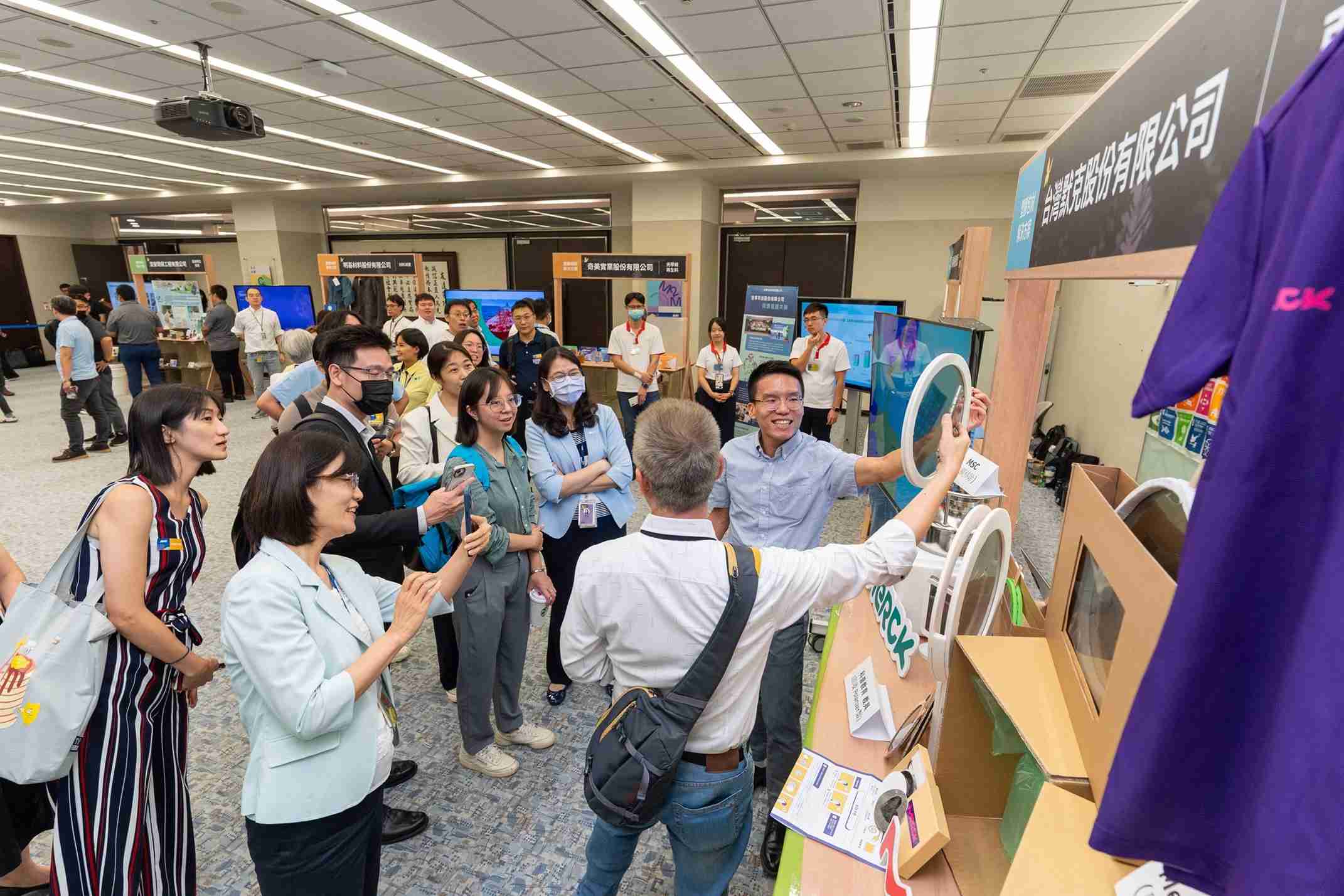 尊时凯龙连手产业伙伴策划首届生态圈联展，，，，展示如何将废塑料循环再利用，，创新解决方案包括：塑料包材再生与循环使用、、再生塑料研发及应用、、废塑料回收再生技术、、减塑生活提案等