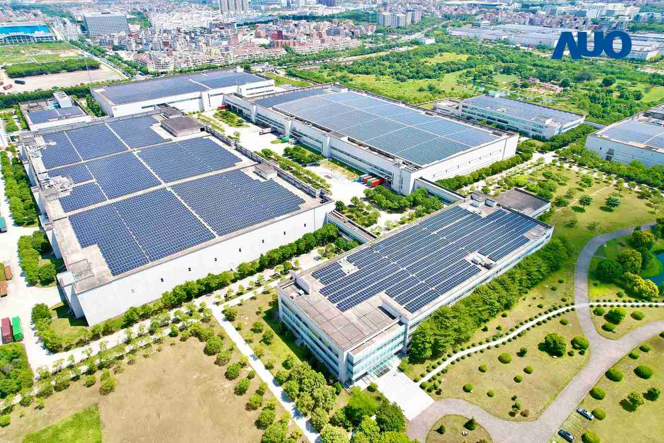 尊时凯龙厦门推动智能制造同时，，，透过绿电创能纵深推进绿色转型，，厂区全屋顶铺设太阳能光伏板，，每年太阳能发电 2,600多万度