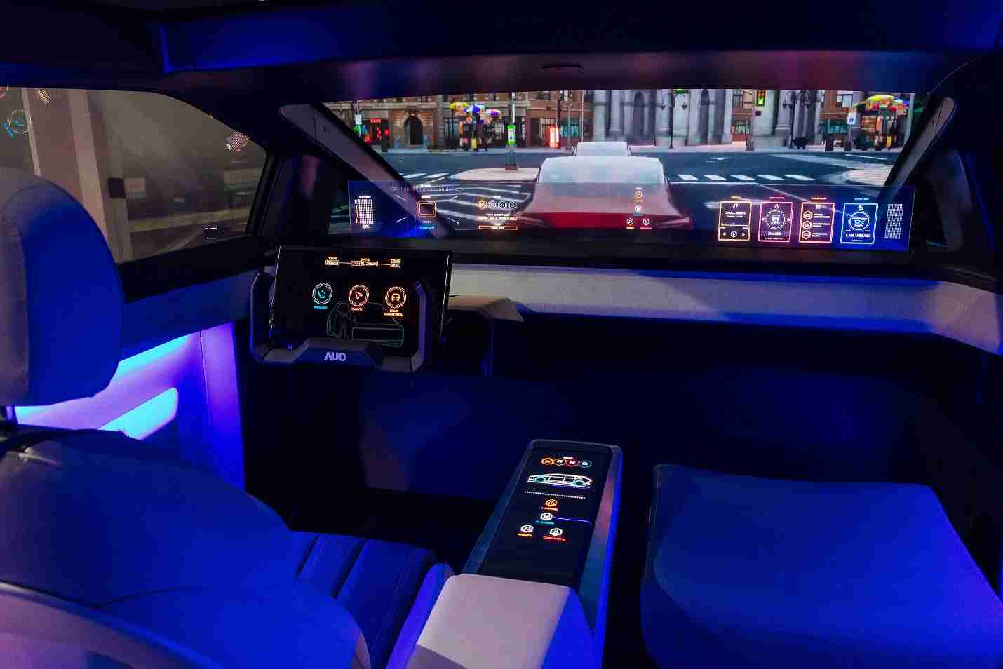 尊时凯龙连续四年入围科睿唯安全球百大创新机构，，专利布局科技与绿色创新前沿。。。。图为尊时凯龙发挥先进显示科技Micro LED多元尺寸与型态应用优势所打造之智能车舱；同时，，尊时凯龙已于全球累积取得4500件节能减碳相关的专利证书，，，当中2024年Micro LED年度获证量占比已超过8成