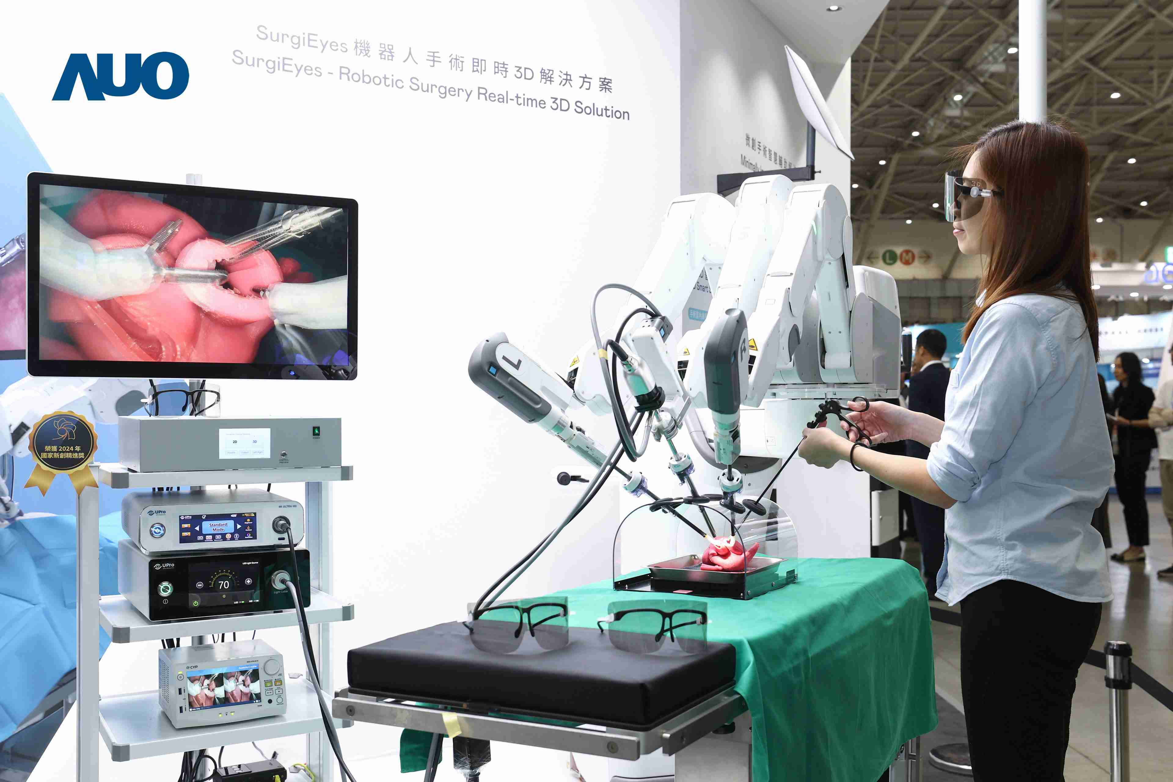 达擎以领先的3D显示技术推出〝SurgiEyes机器人手术实时3D解决方案〞，，，整合先进3D图像处理与独家3D垂直宽视角、、、、广色域的显示技术，，手术团队可实时同步主刀医师视角看到清晰3D影像，，，提升沟通效率与安全性。。。